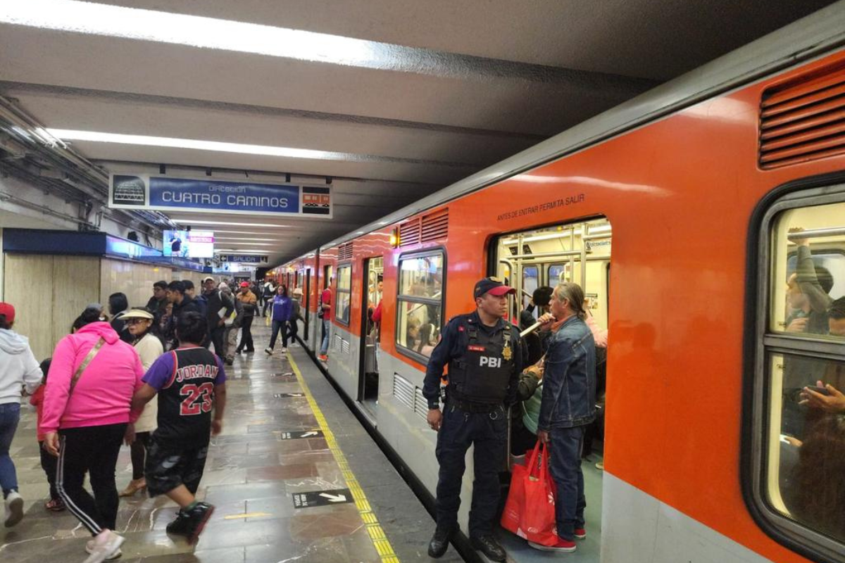 Anden con Metro detenido, en una estación de la Línea 2, con dirección Cuatro Caminos, mientras las personas bajan y un policía está en la entrada de un vagón.    Foto: @MetroCDMX