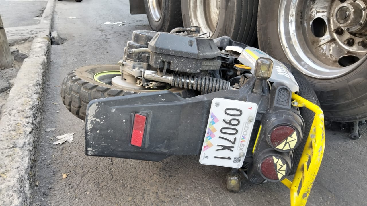 El conductor de la motocicleta, con placas 0907K1, quedó bajo las ruedas de la pipa. Hasta el momento se desconoce la identidad de la víctima. Foto: X  @IroniaLD