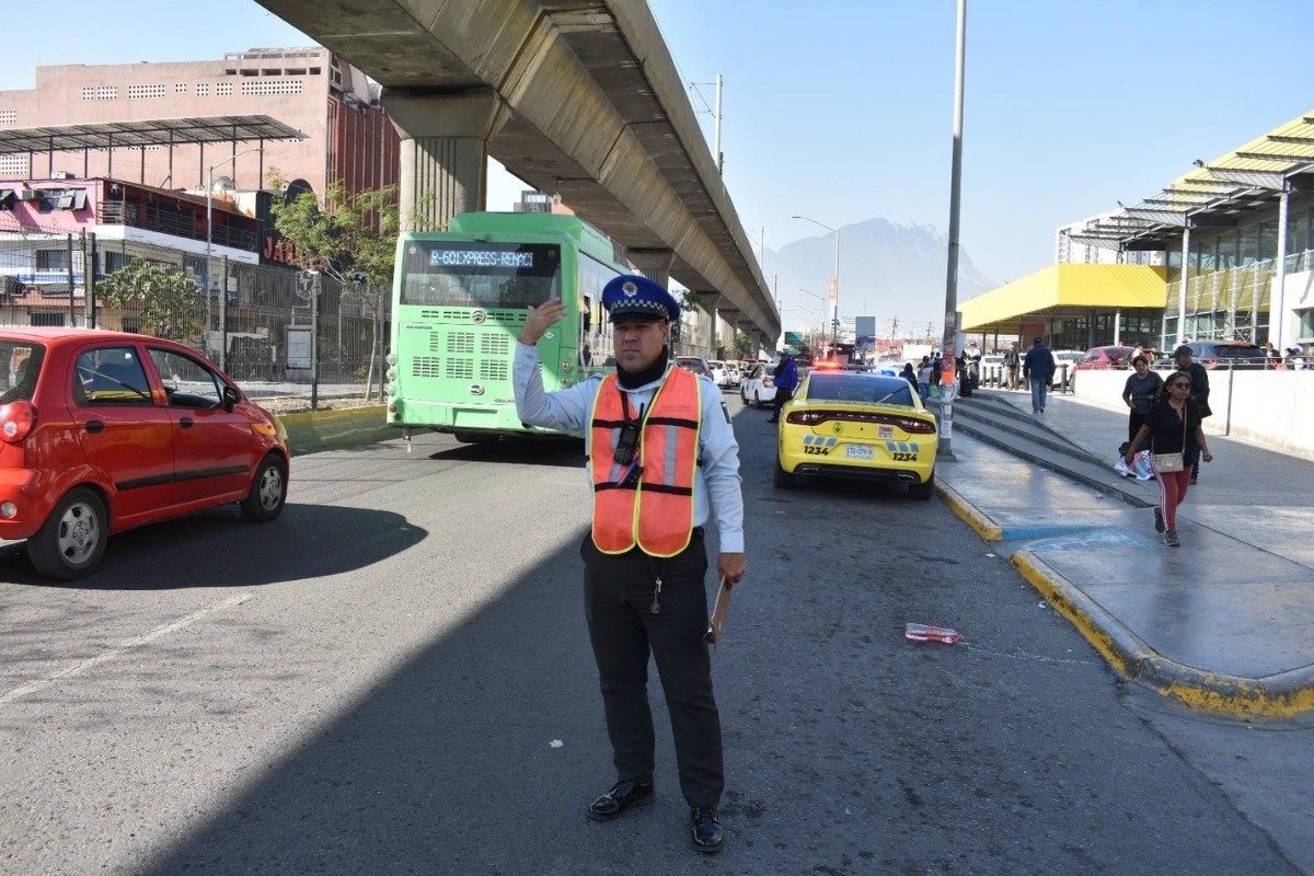 Oficial de tránsito de Monterrey. Foto: Facebook Secretaría de Seguridad de Monterrey