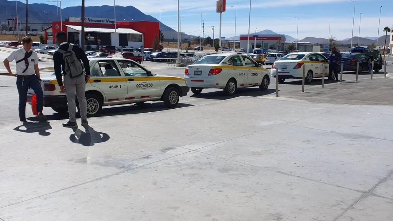 Taxistas de Saltillo se negaron a hablar con POSTA Coahuila. (Fotografía: Claudia Almaraz)