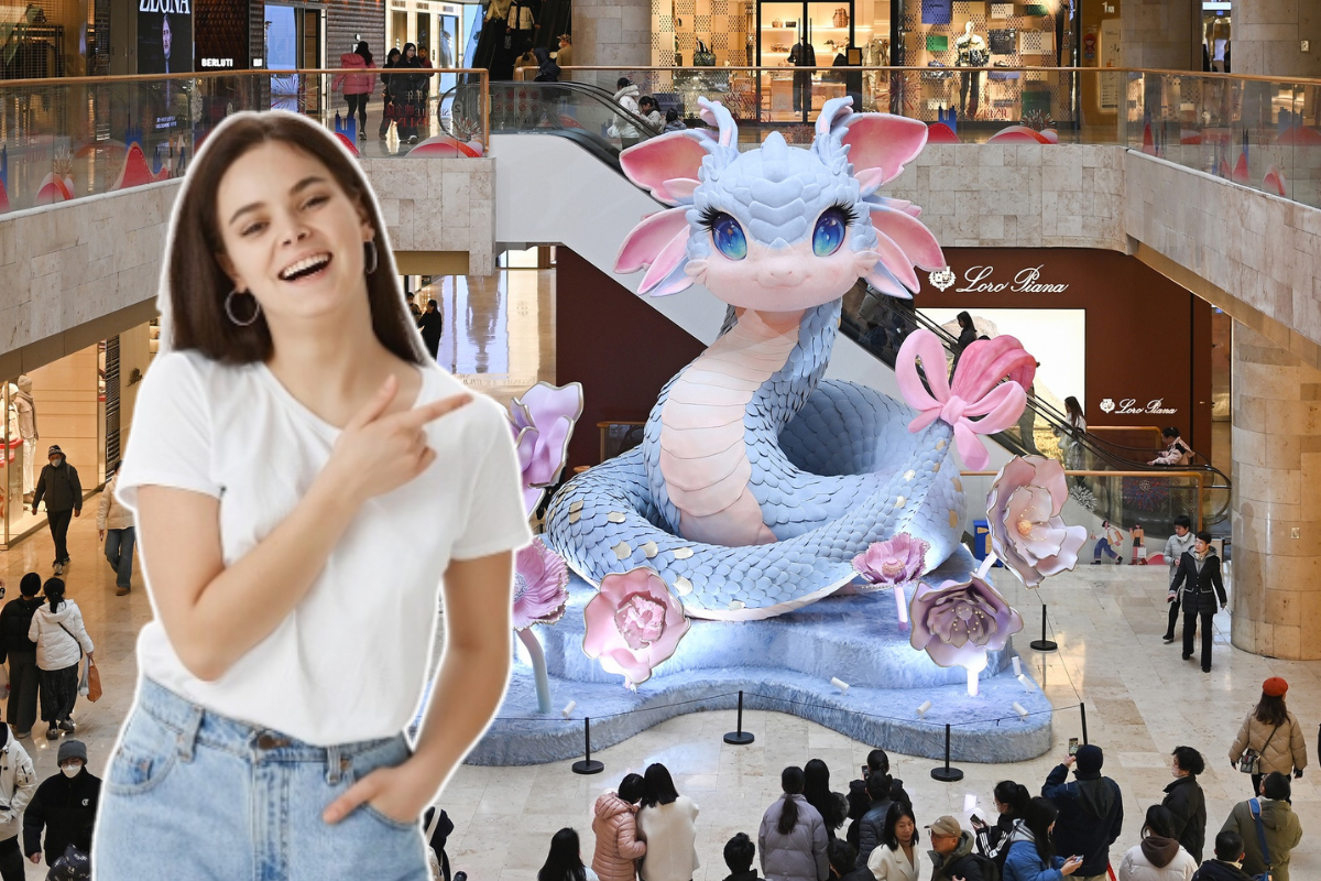 Mujer feliz al frente de una escultura de serpiente por el Año Nuevo Chino.     Foto: @PuebloEnLnea y Freepik, editada en Canva.