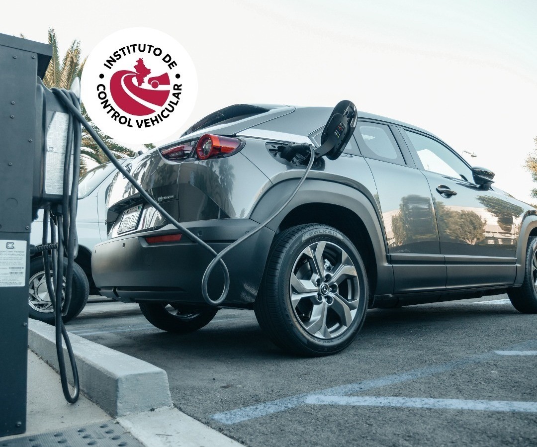 Los autos eléctricos e híbridos no pagan refrendo en Nuevo León a partir de 2024. Foto: Canva/ICVNL.