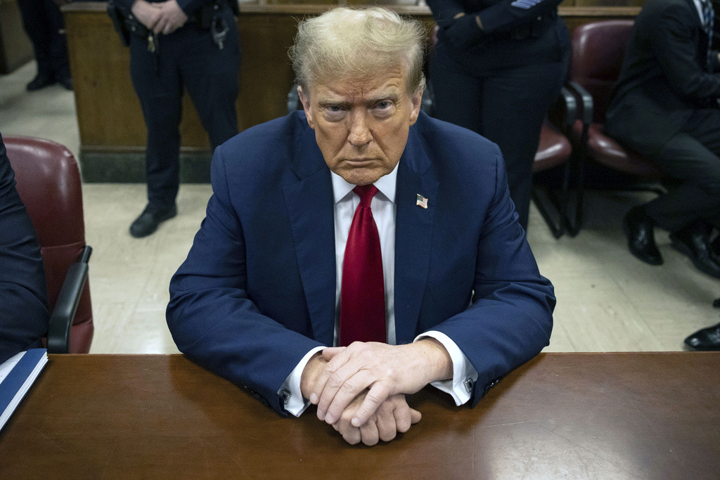 El expresidente Donald Trump aguarda a que comience la audiencia en un tribunal penal de Manhattan, el 23 de abril de 2024, en Nueva York. (AP Foto/Yuki Iwamura, foto compartida, archivo)