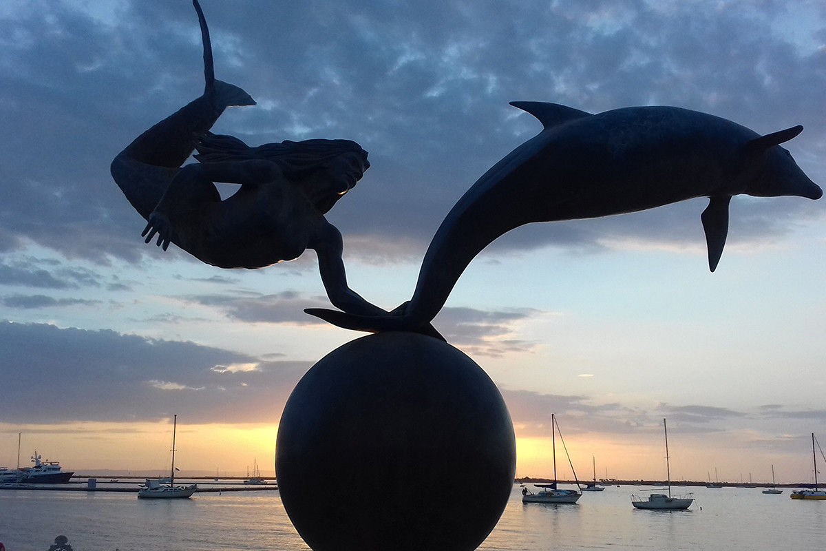 Desde el malecón de La Paz y sus bellas esculturas, se ve el Mar de Cortés. Foto: Modesto Peralta Delgado.