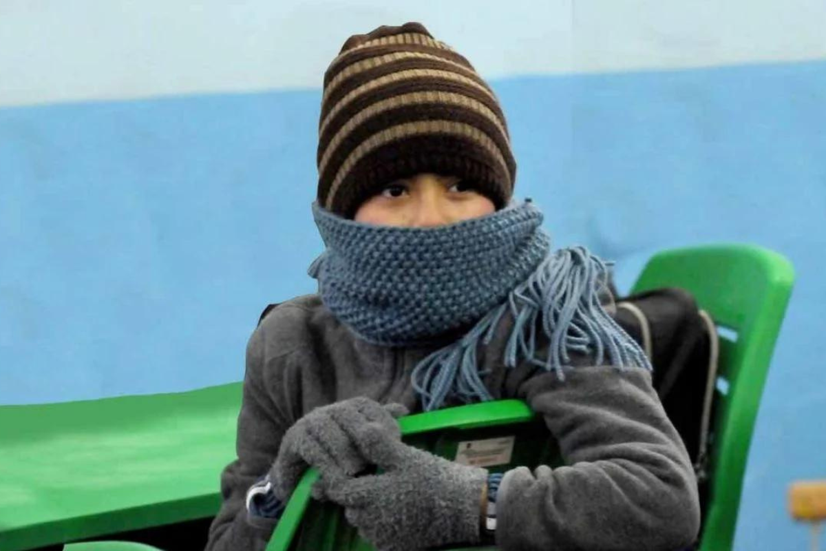 Las clases continúan pese a las bajas temperaturas y solo serán suspendidas si el termómetro desciende a cero grados. Foto: Carlos García