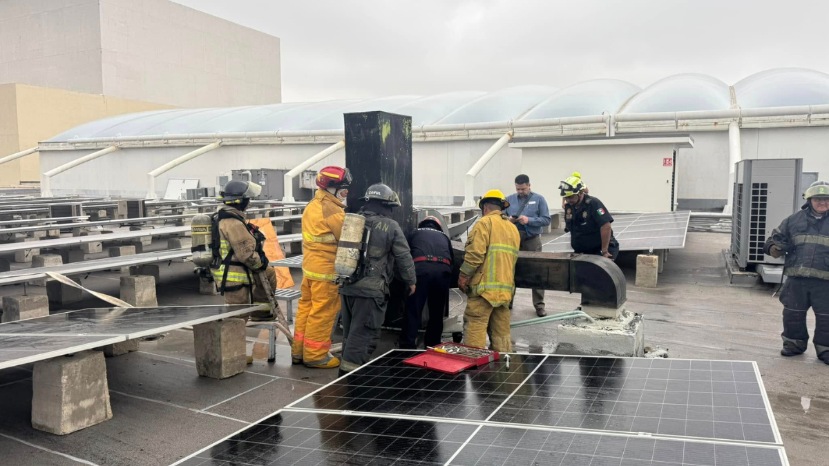 El humo se originó en uno de los restaurante de la plaza Foto: Protección Civil Yucatán