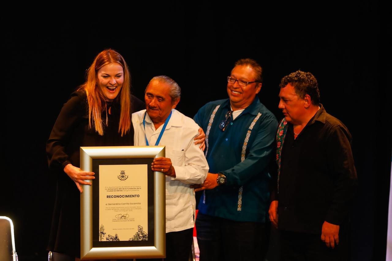 En el marco del Mérida Fest 2025, se realizó la entrega de la Medalla “Pepe Domínguez” y un homenaje a los decanos de la trova yucateca.- Fuente Ayuntamiento de Mérida