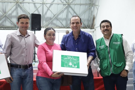 Celebra Parras Día de Reyes con clausura de Villamagia y entrega de roscas