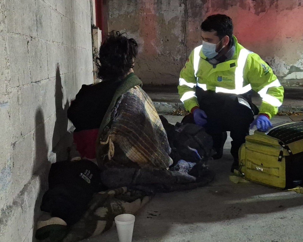 Mujer embarazada siendo atendida por un elemento de Protección Civil. Foto: Protección Civil de Nuevo León.