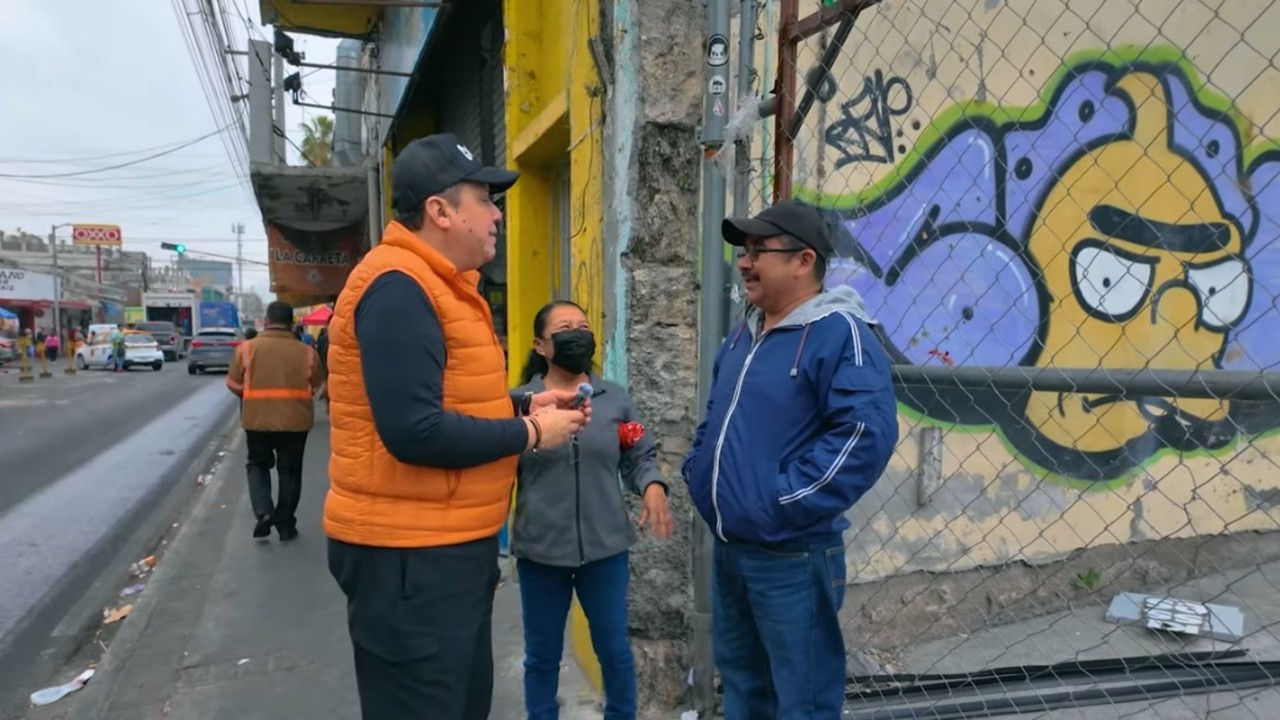 'Chilinflas' se fue a entrevistar gente alrededor del Mercado Estrella en el centro de Monterrey. Foto. Captura YouTube 'Chilinflas TV'.