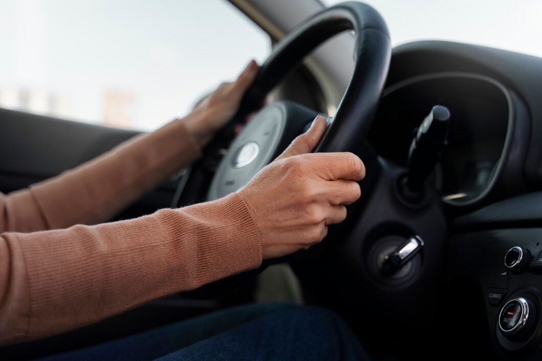 Persona al volante. Foto: Freepik