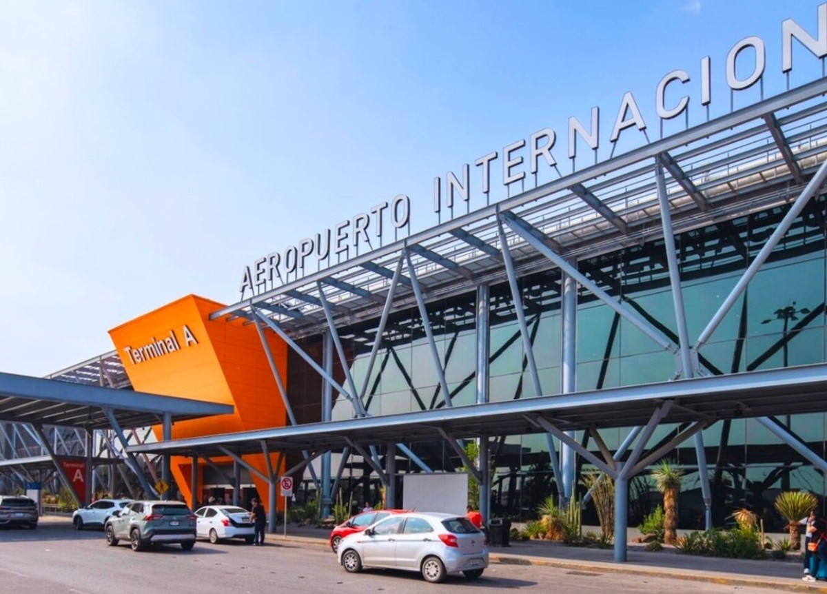 La Ruta Exprés Aeropuerto ofrece un transporte económico y práctico por solo 15 pesos, conectando puntos clave de Monterrey con el aeropuerto. Foto:  @aeropuertodemty en Instagram.