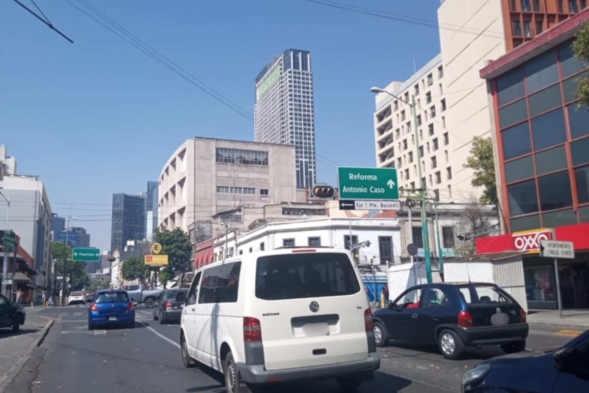 Avance de vehículos sobre Balderas hacia Paseo de la Reforma en CDMX.   Foto: X (@OVIALCDMX)