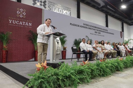 Gobernador Joaquín Díaz Mena entrega plazas a 136 docentes de educación básica