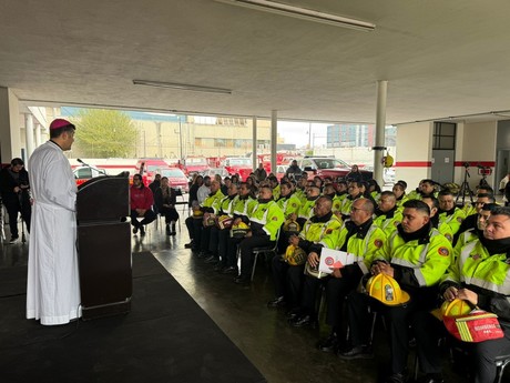 Bomberos Nuevo León reciben bendición en cascos para protección espiritual