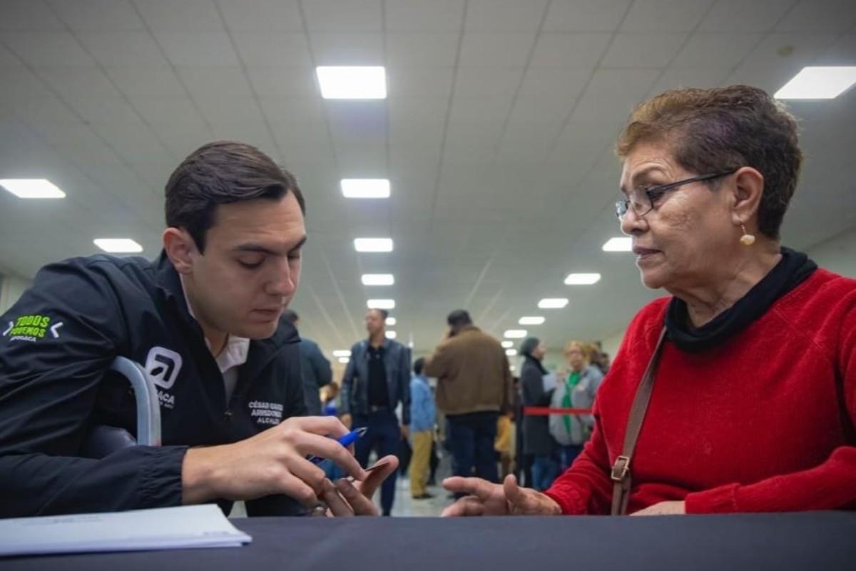 El alcalde de Apodaca, César Garza Arredondo y una ciudadana. Foto: Facebook Gobierno de Apodaca