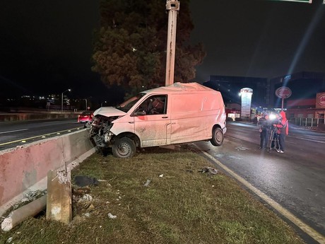 Choque de camioneta funeraria afecta vialidad en la Carretera Nacional