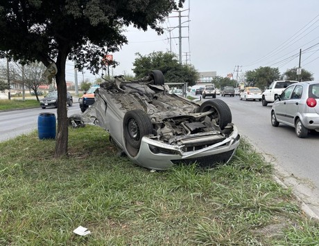 Volcadura deja 2 lesionados en Guadalupe