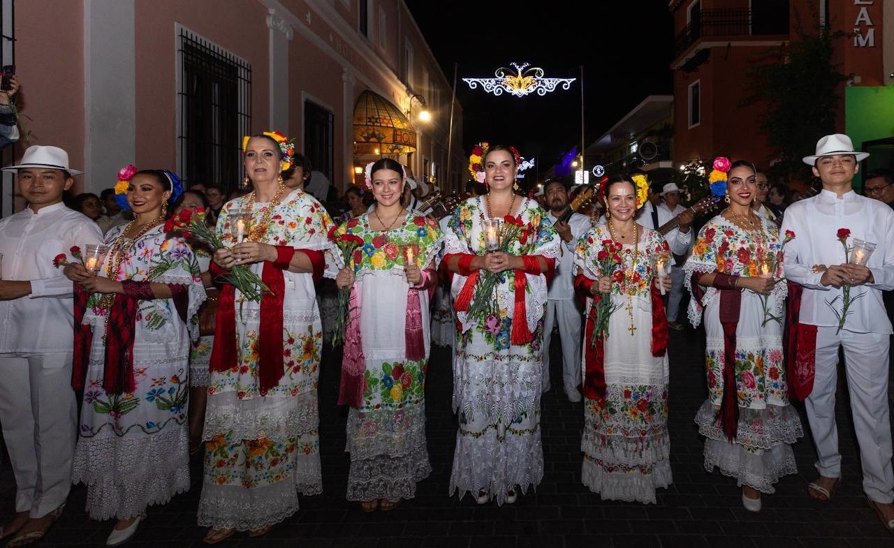 La Alcaldesa de Mérida, Cecilia Patrón Laviada, participo en la tradicional Alborada por  el 483 aniversario de la fundación de Mérida.- Fuente Ayuntamiento de Mérida