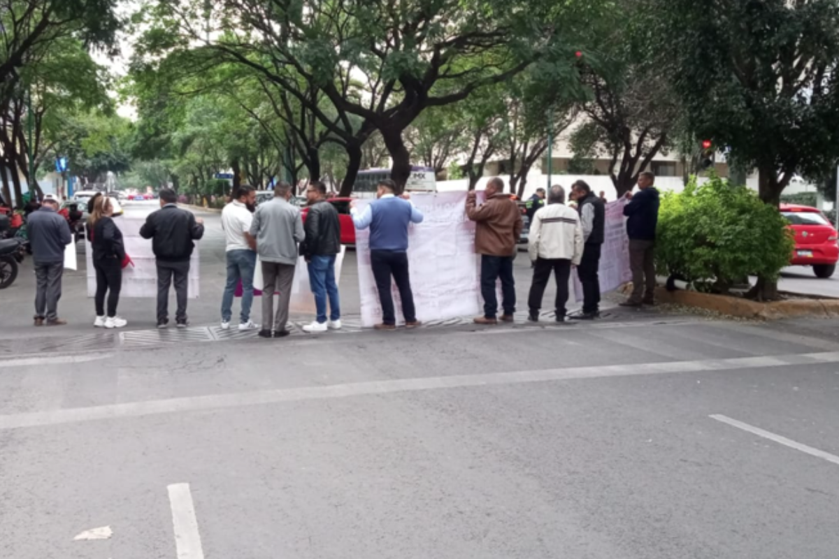 Manifestante protestando en Av. Miguel de Cervantes Saavedra entre Ferrocarril de Cuernavaca y Moliere, alcaldía Miguel Hidalgo.    Foto: @OVIALCDMX