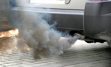 Coche aventando smog. Foto: Freepik