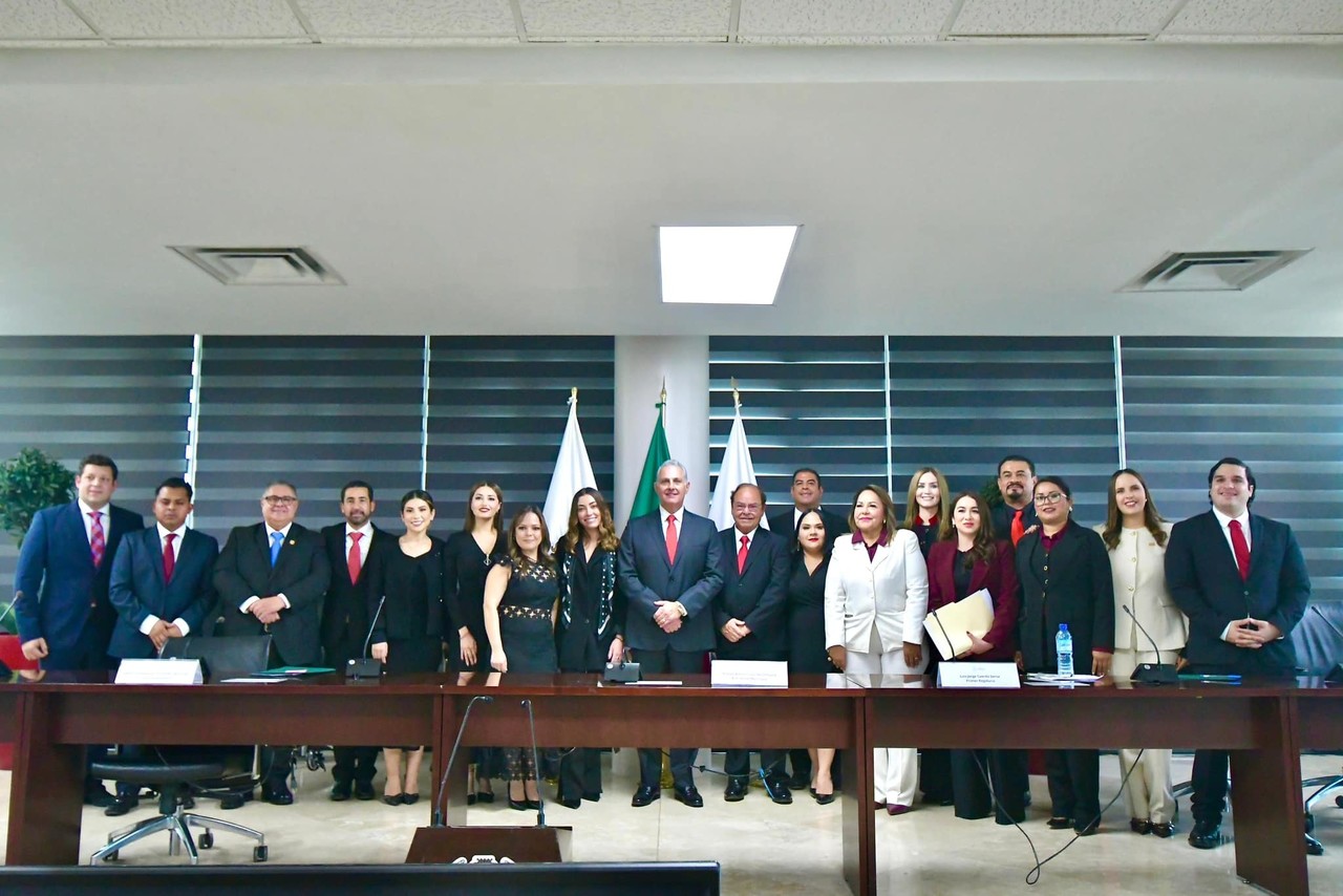 El alcalde Román Alberto Cepeda junto a los integrantes de su Cabildo. (Fotografía: Gobierno de Torreón)