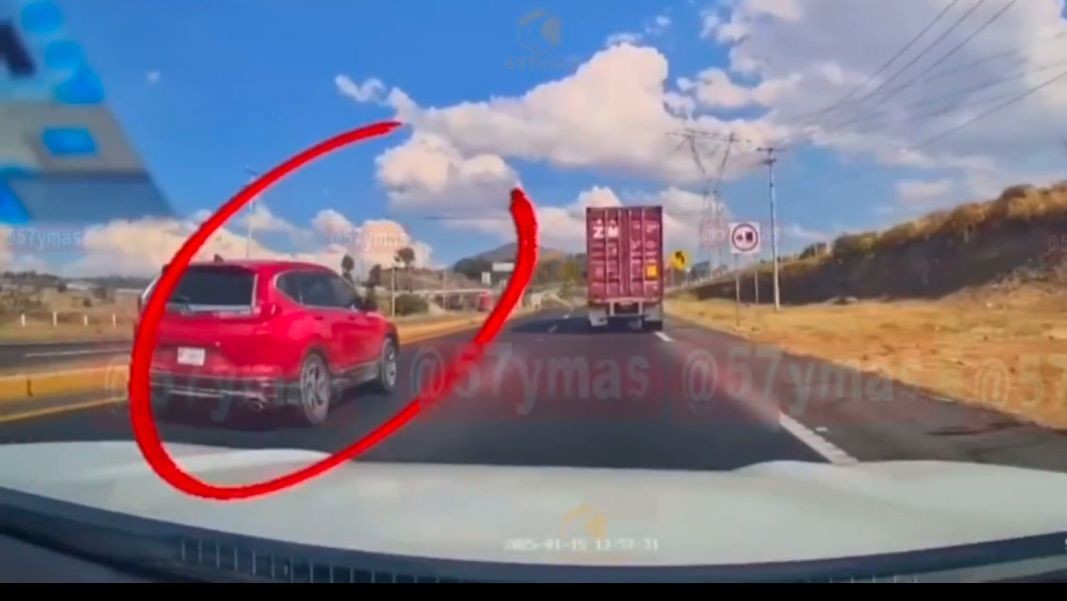 VIDEO | Familia sobrevive a intento de asalto en carretera de Edomex. Foto: @5septimoymas