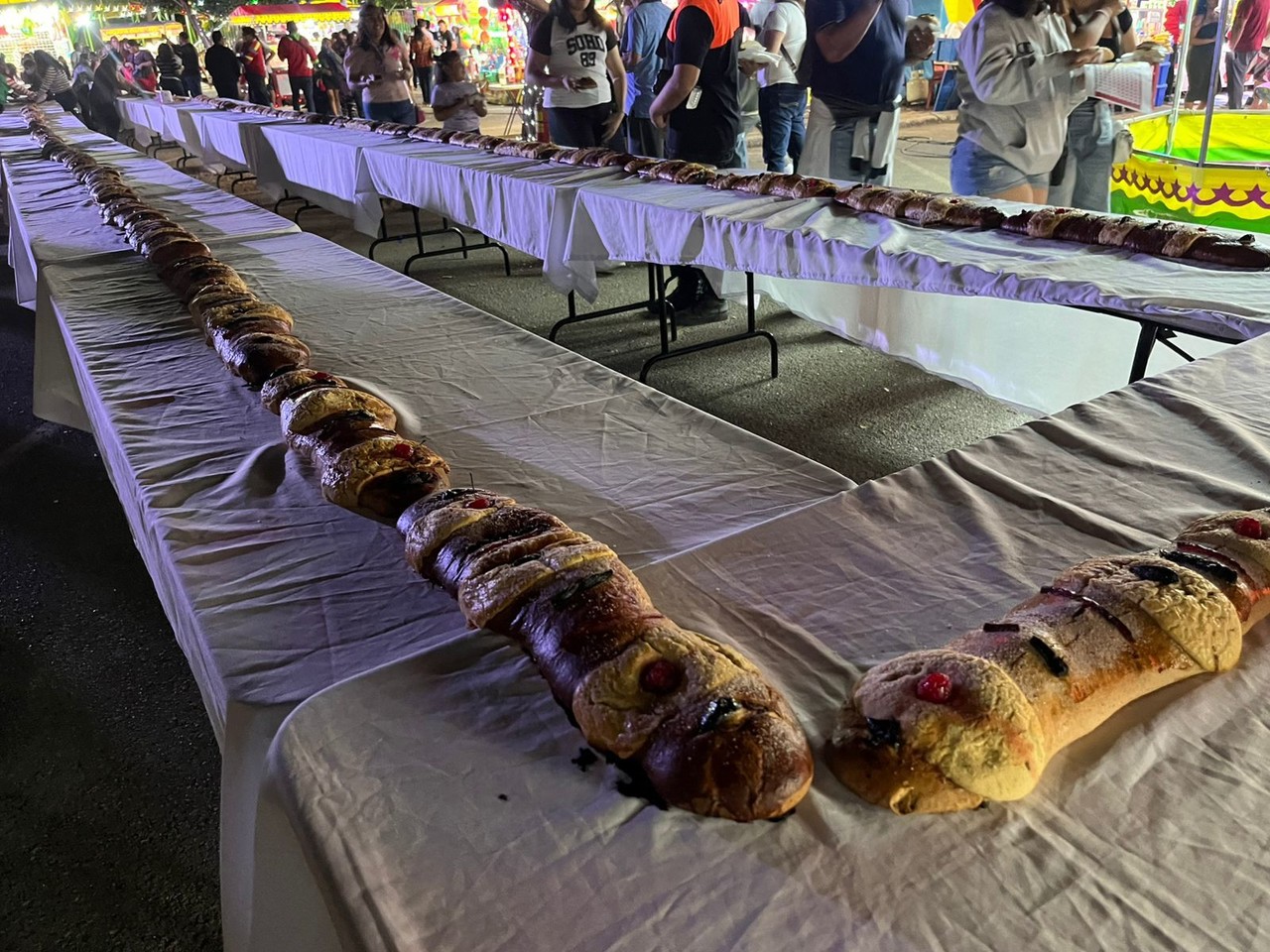 Familias yucatecas disfrutaron del evento en el que se partió una rosca de reyes de 100 metros.- Fuente Daniel Rodríguez