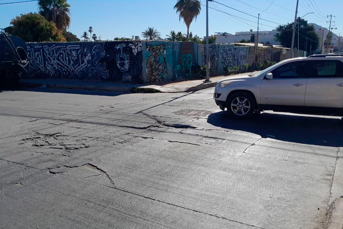 Los baches son un grave problema en la vía principal de Cabo San Lucas. Fotografías: Irving Thomas.