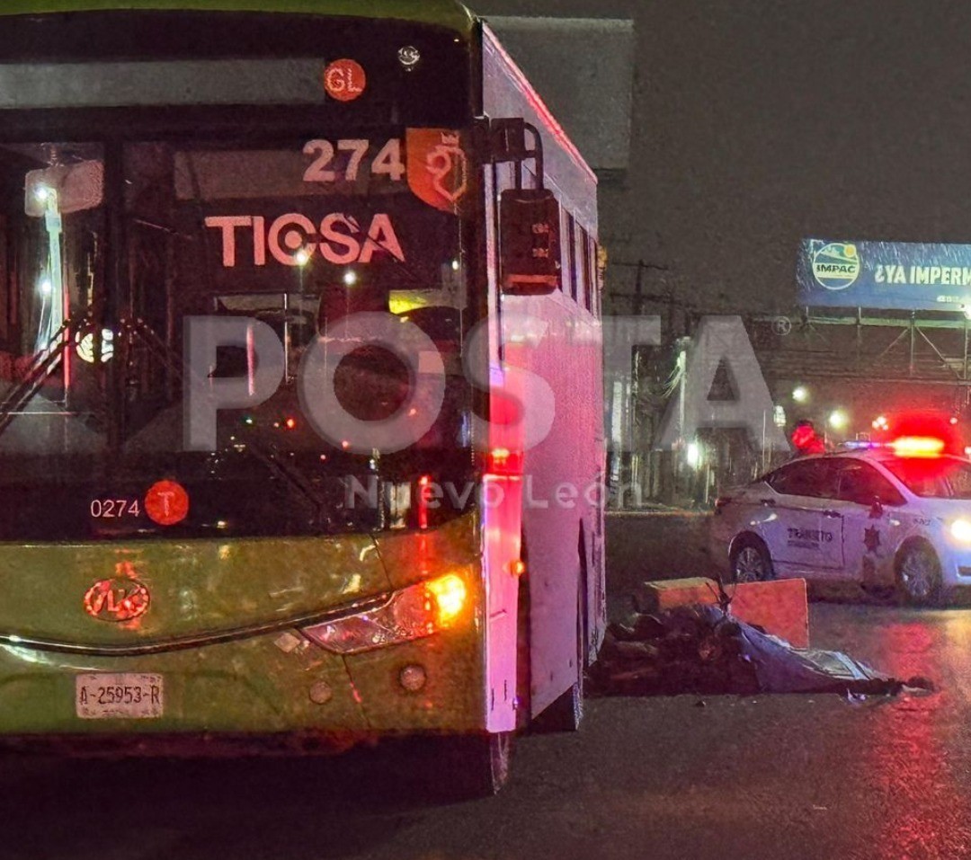 Camión contra el que se estrelló el motociclista en Guadalupe. Foto: POSTA MX.