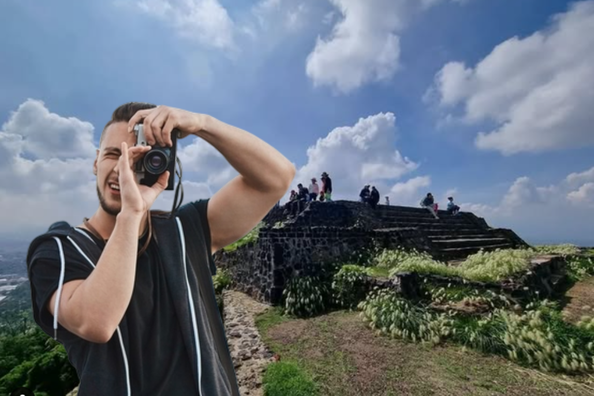 Hombre tomando una fotografía con el Cerro de la Estrella de fondo.   Foto: IG cerro_de_la_estrella y Freepik, editada en Canva.