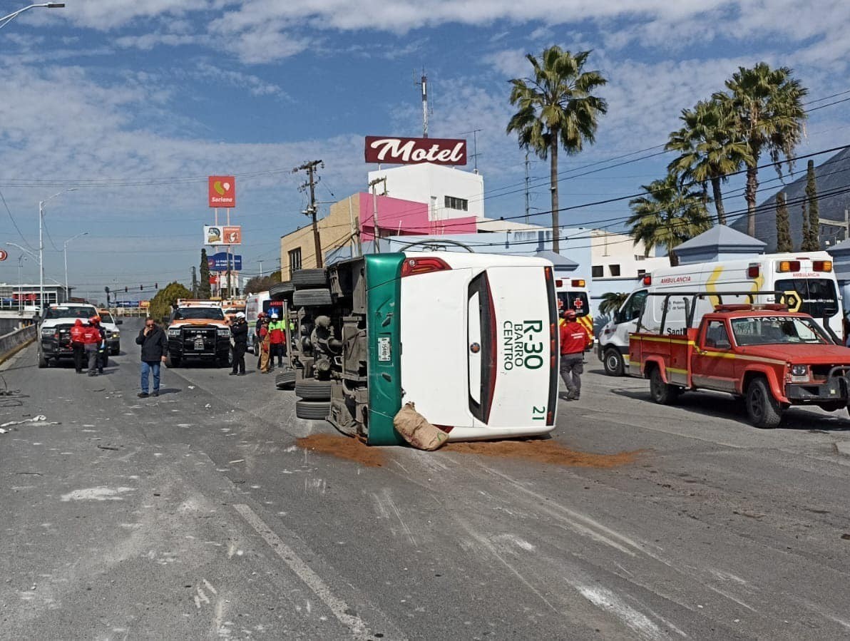 En el lugar, personal del Centro Regulador de Urgencias Médicas (CRUM) valoró a tres personas lesionadas. Foto: Protección Civil de Nuevo León.