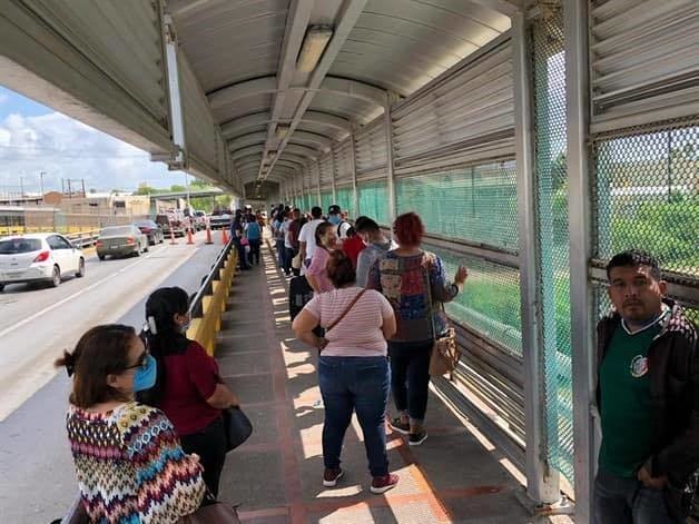 Imagen de la fila peatonal en el Puente Internacional Puerta de México. Foto: Redes sociales