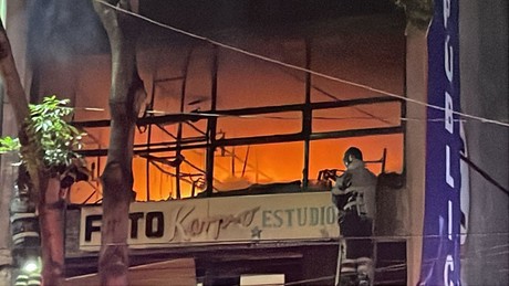 Incendio en colonia Centro de CDMX arrasa con locales comerciales