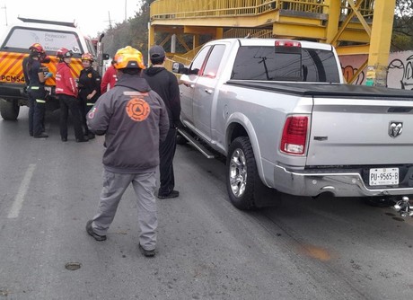 Camioneta pierde control y choca contra puente peatonal en Monterrey