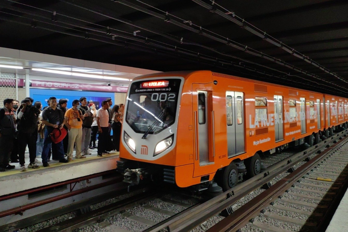 Personas esperando a subir a la Línea 1 del Metro de CDMX.    Foto: @MetroCDMX