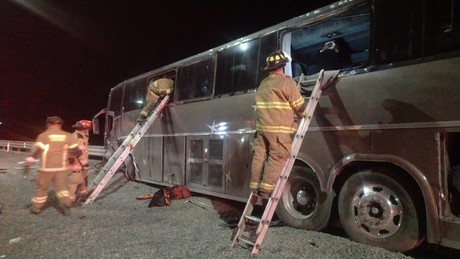 Supercarretera Durango - Mazatlan: se accidenta autobús de turistas de regreso a Monterrey (VIDEO)