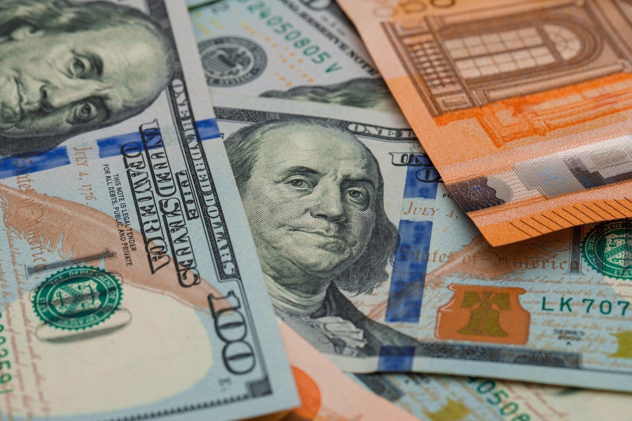 El dólar inició operaciones con un tipo de cambio interbancario de 20.57 pesos por unidad, lo que representa una disminución del 0.27 % en comparación con la jornada anterior, según datos de Bloomberg. Foto: Freepik