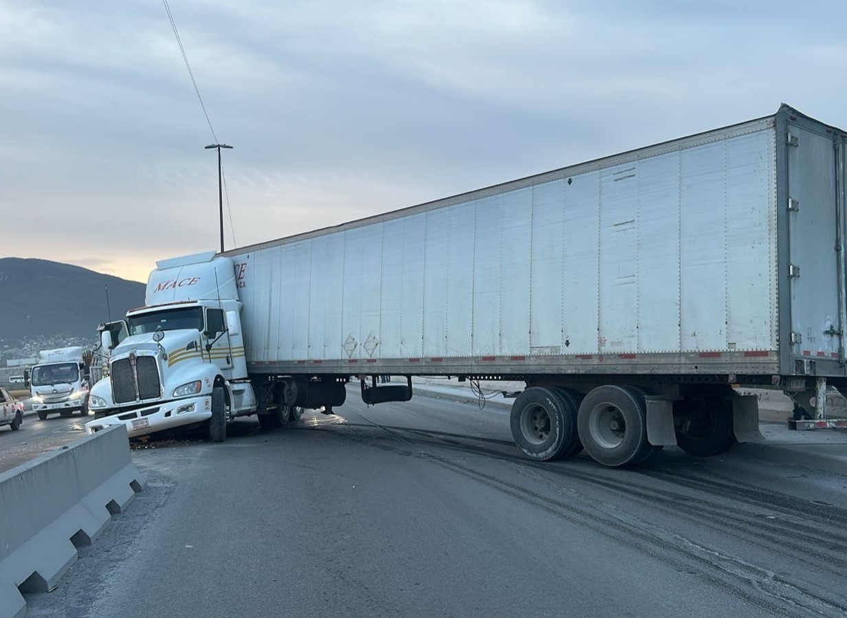 Momento en que el tráiler bloquea el Libramiento. Foto: Protección Civil de Nuevo León.