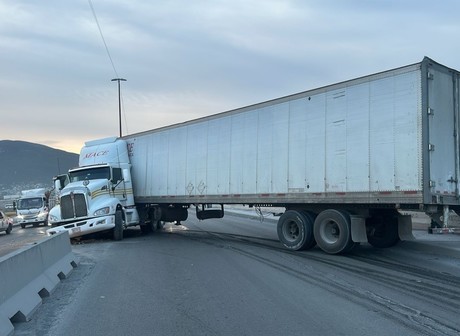 Accidente en el Libramiento Noroeste deja un tráiler obstruyendo carriles