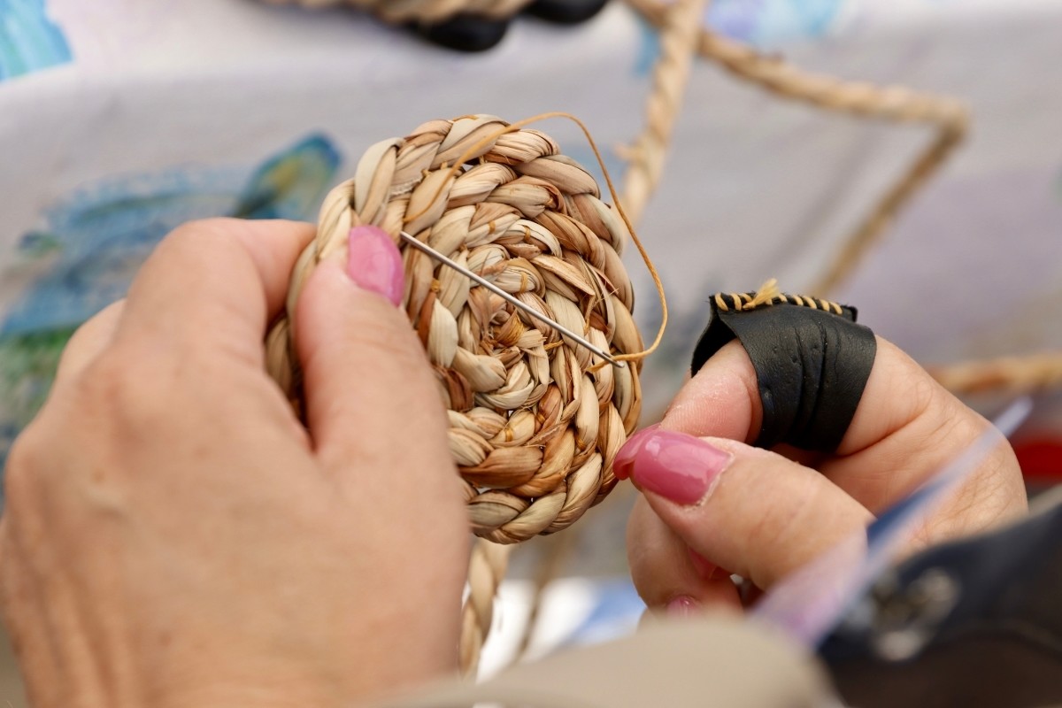 Mujer haciendo tejido. Foto: Canva