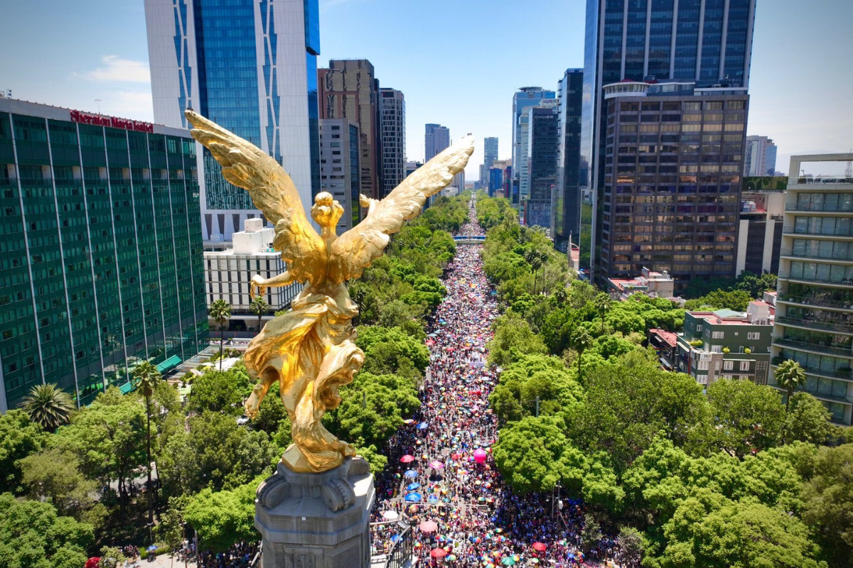 Marcha LGBT en CDMX frente al Ángel de la Independencia.     Foto: @porktendencia