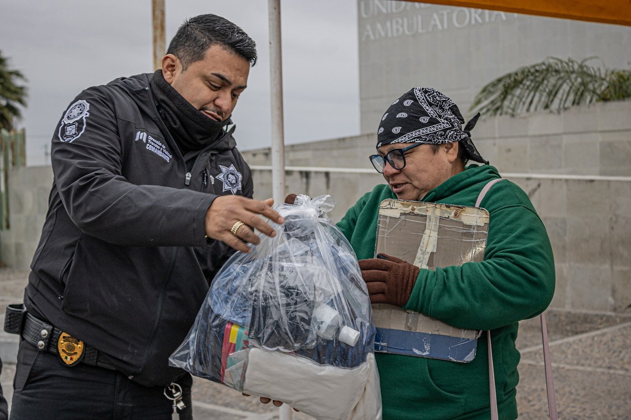 Secretaría de Seguridad Pública Municipal entregando apoyos. Foto: Redes Sociales