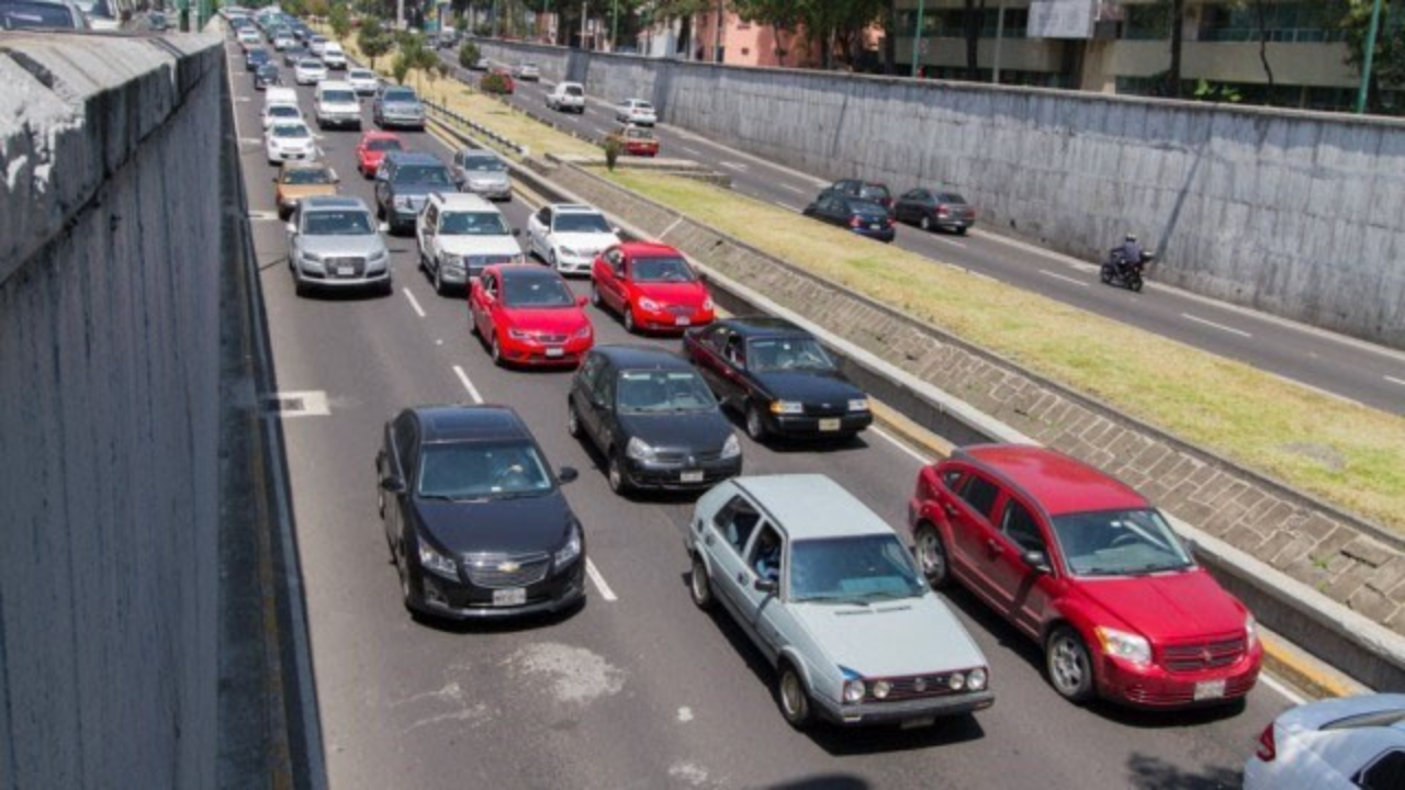 El transito vehicular es una de las fuentes principales de contaminación en las ciudades. Foto: Sedema.