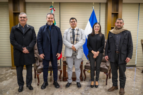 Adrián de la Garza analiza fenómeno migratorio con cónsul de Honduras