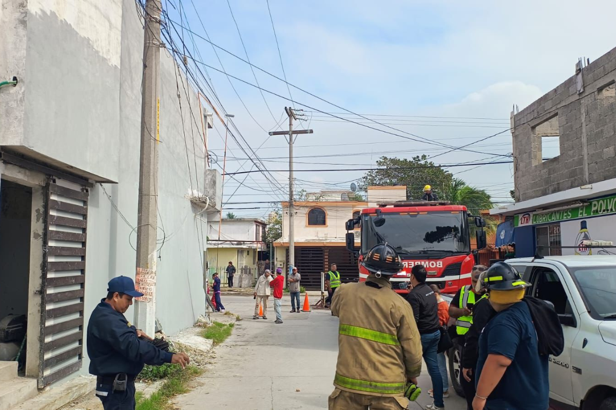 La persona electrocutada se encontraba pintando una de las paredes de su casa. Foto: Axel Hassel