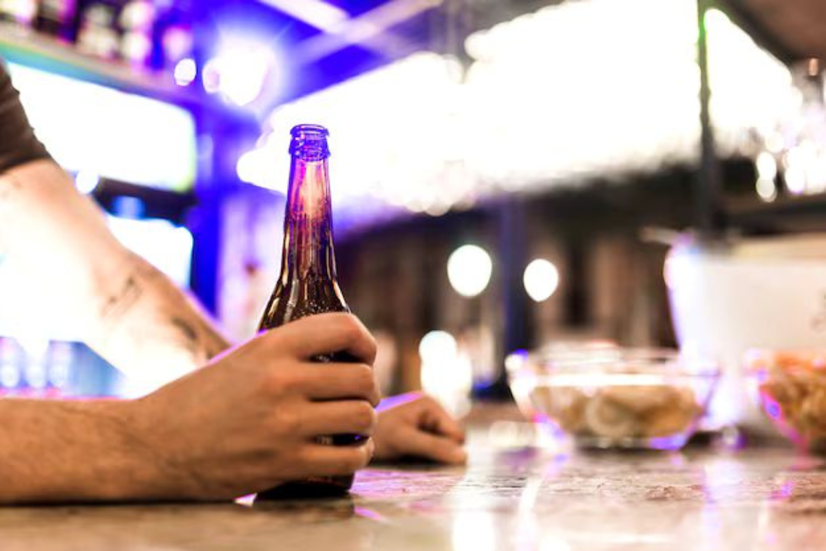 Recuerda que el consumo excesivo de alcohol puede ocasionarte daños en la salud. Foto: Freepik