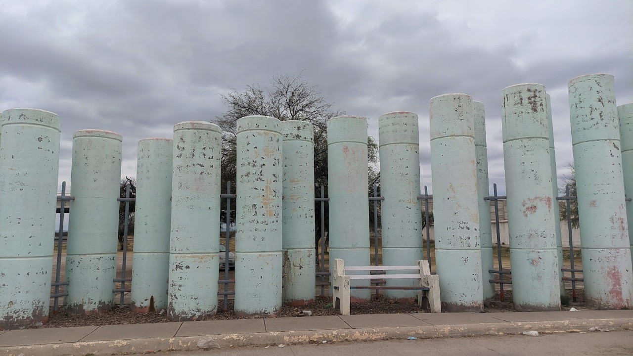 El panteón Getsemaní es fácil de ubicar desde lejos, por sus características columnas en la barda perimetral. Foto: Cortesía Carlos Vázquez.