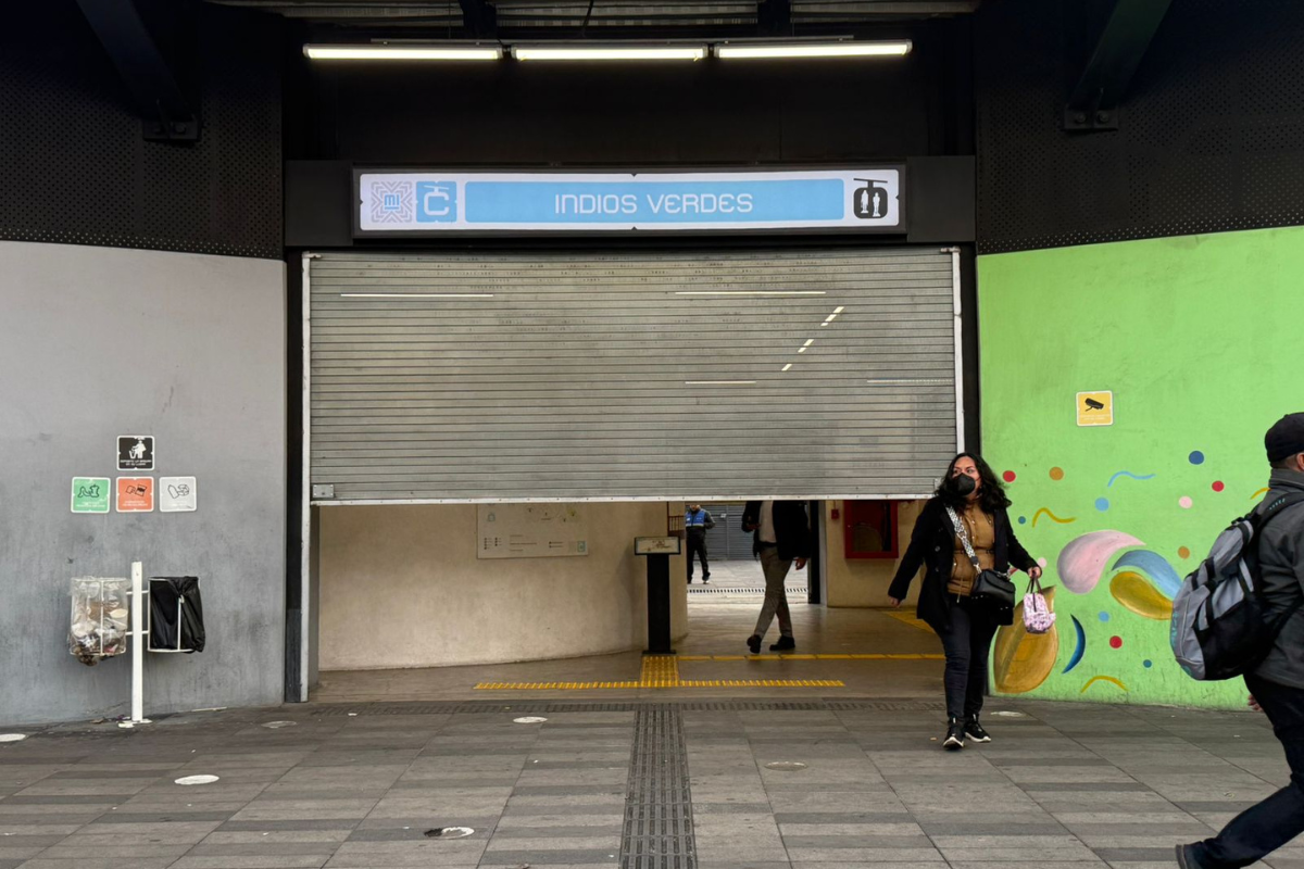 Personas saliendo de la estación Indios Verdes tras la suspensión del servicio del Cablebús Línea 1.    Foto: Ramón Ramírez