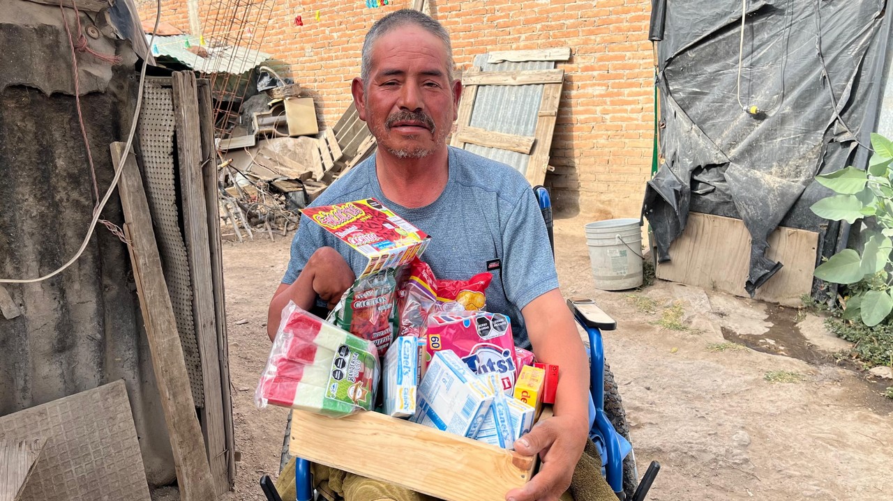 Decenas de duranguenses se unieron por la noble causa de comprarle su silla de ruedas. Foto: Jesús Carrillo.